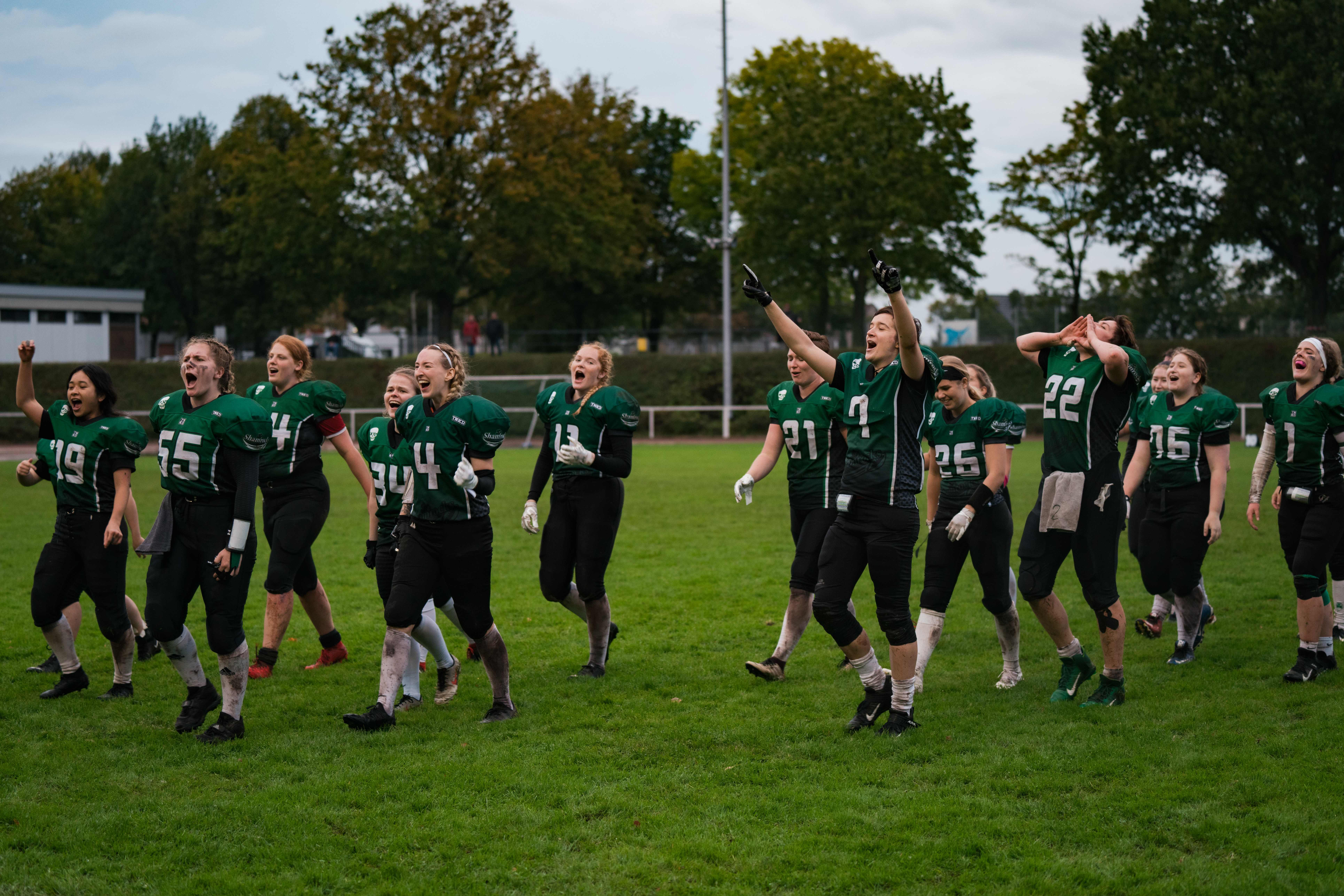 Content Fotograf, eine Football Mannschaft, die gerade das Feld entlang geht.