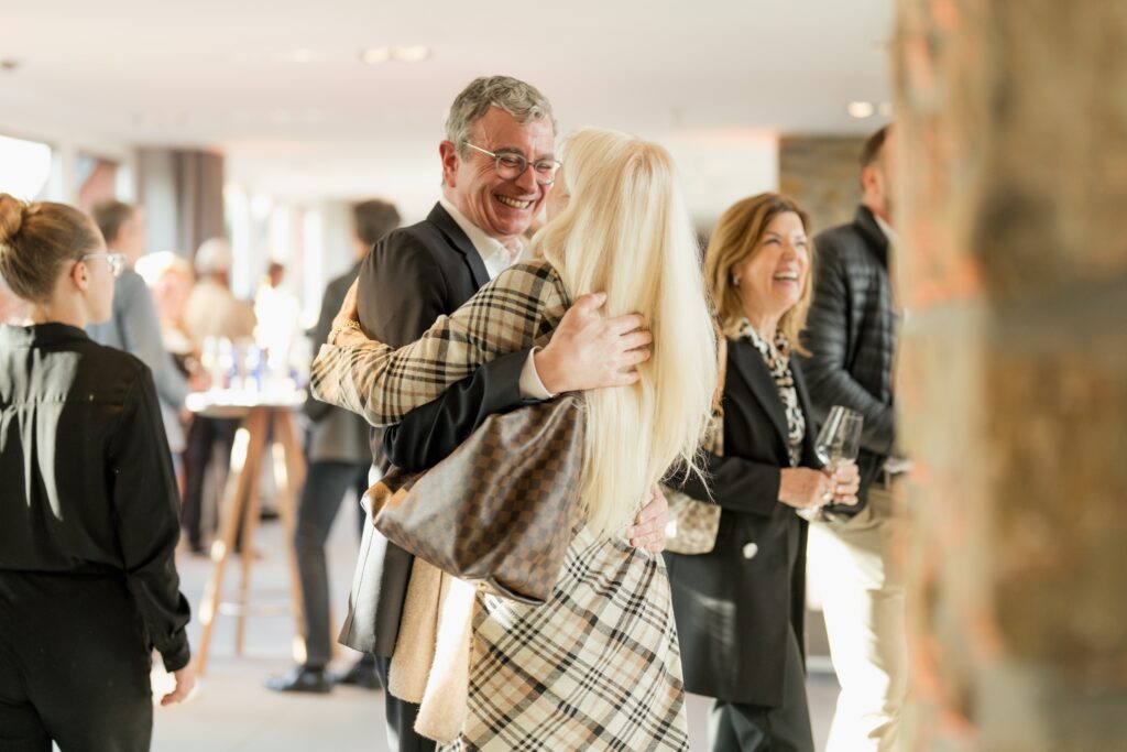 Content Fotograf, ein Mann und eine Frau, die sich in den Arm halten und anlächeln.