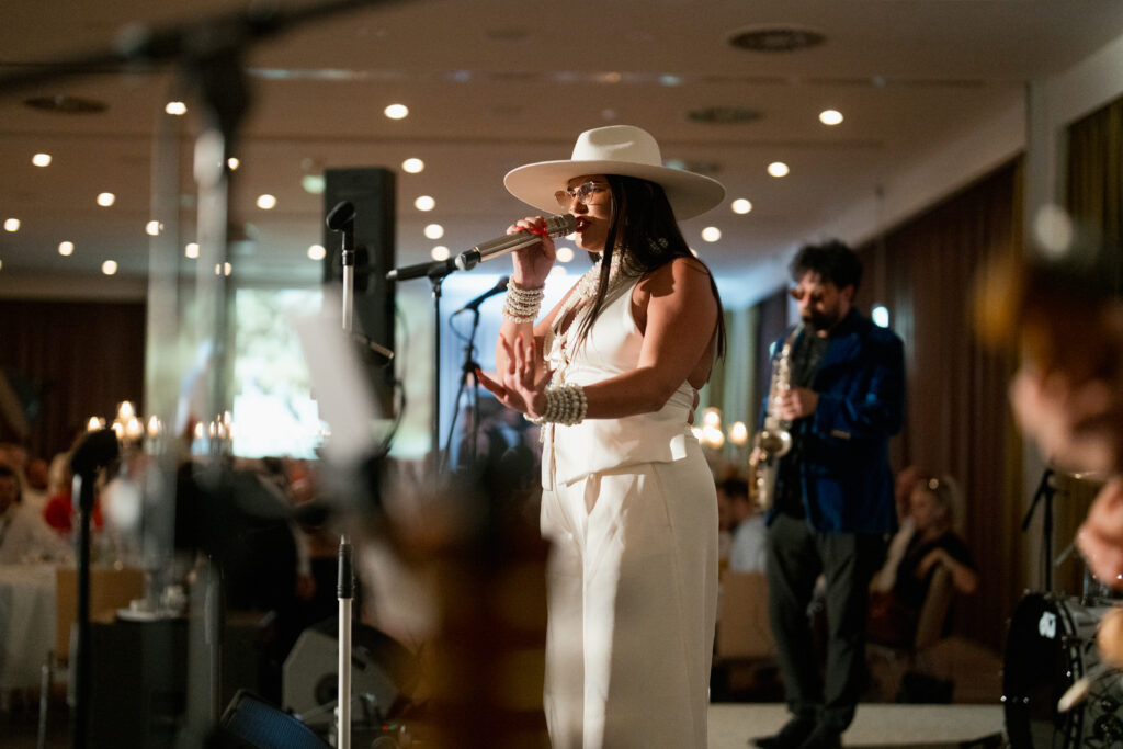 Content Fotograf, eine Sängerin in weißen Klamotten.