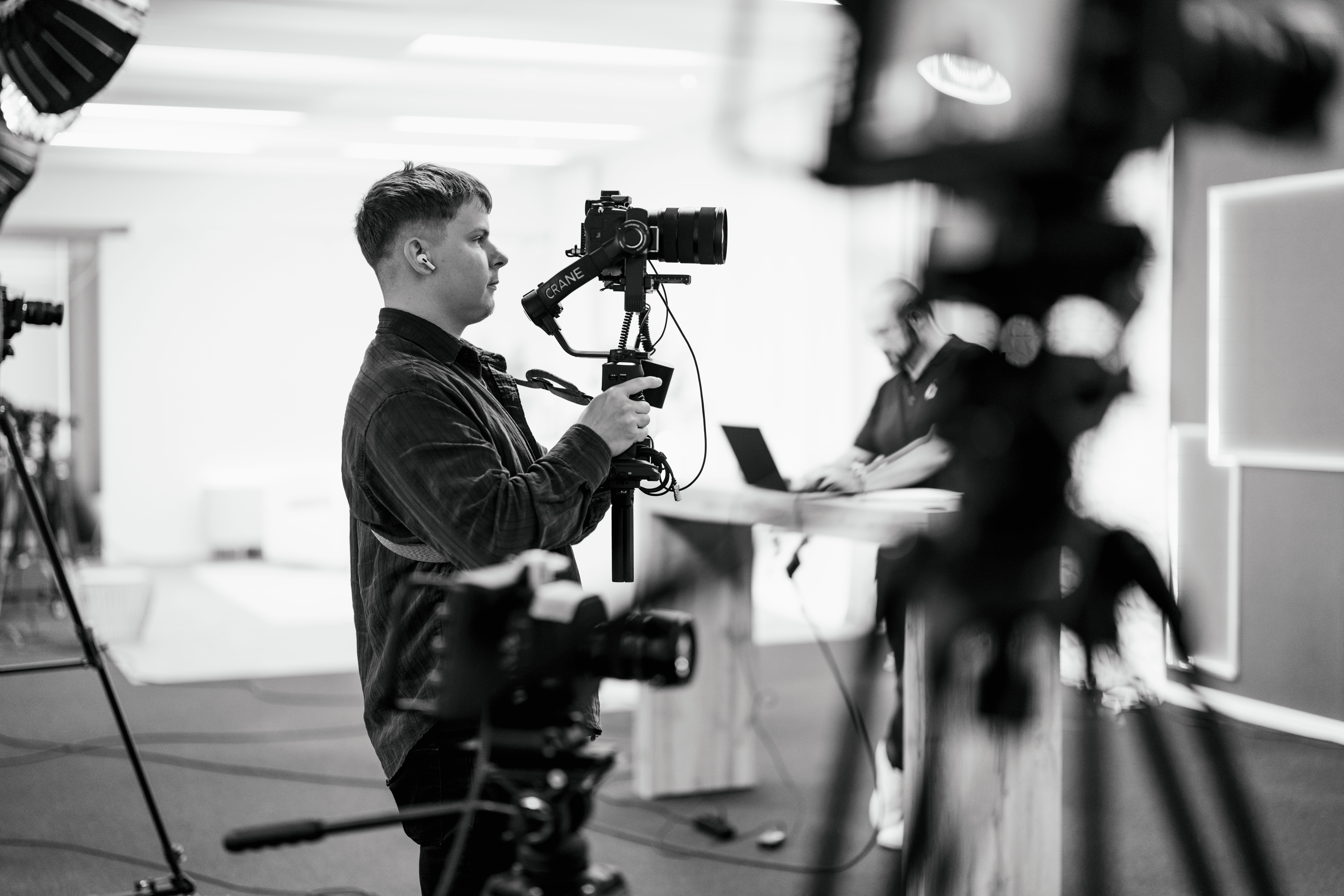 Content Fotograf, ein Mann mit einem Kamera Set up in der Hand, dieser filmt eine Szenerie.