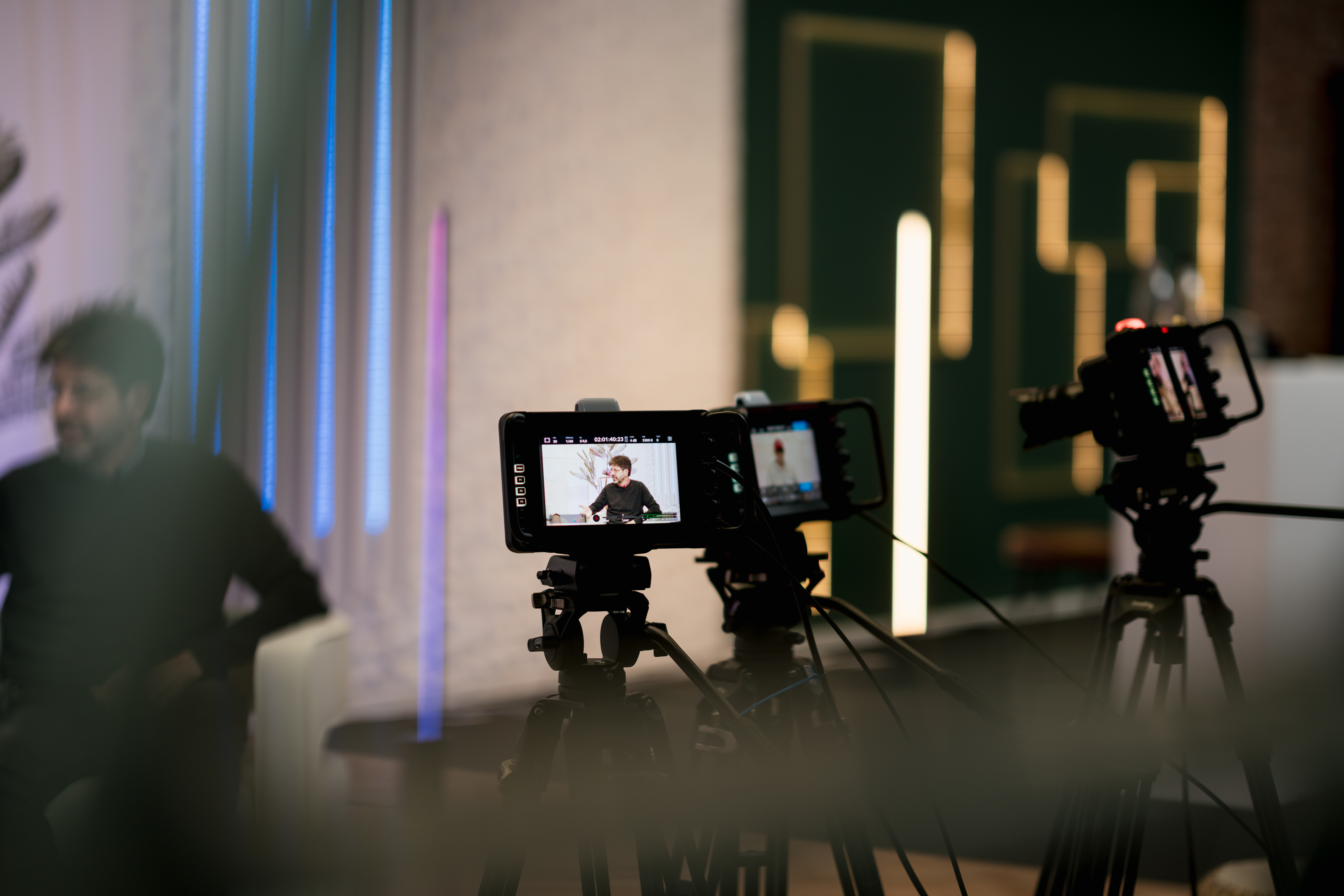 Content Fotograf, Zwei Monitore von den Kameras.