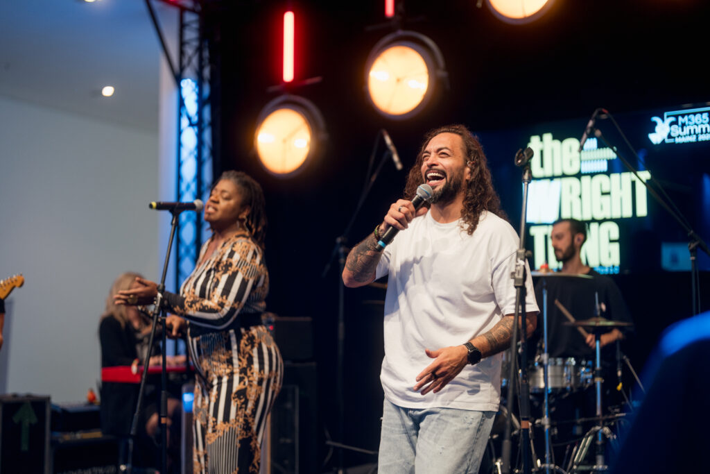 Content Fotograf, zwei Sänger, die auf einer Bühne performen.