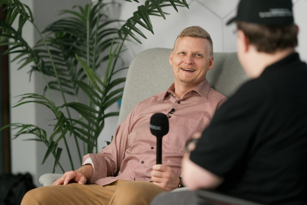 Content Fotograf, ein Herr Interviewt einen anderen Herren.