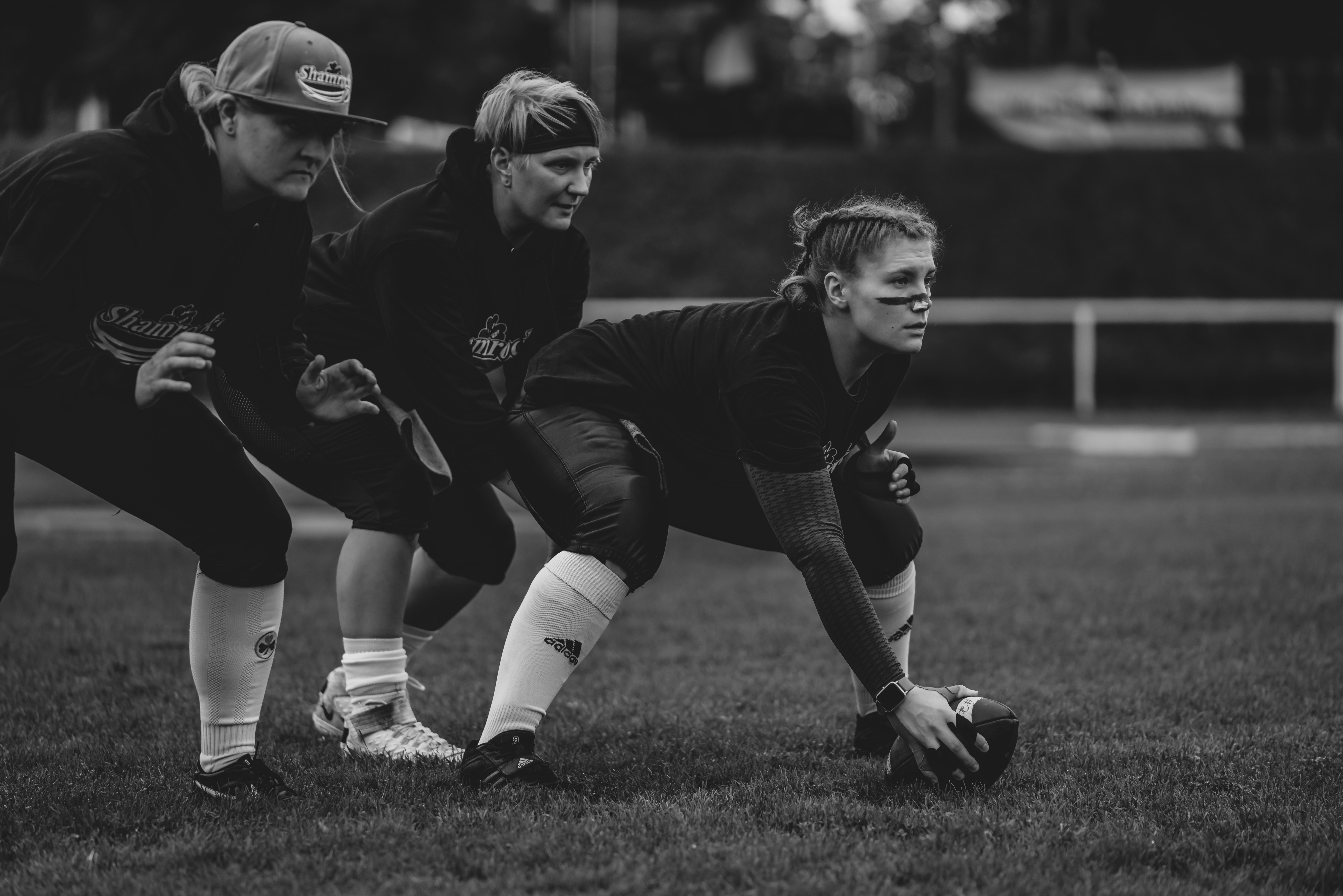Football-Spieler stehen in der Start Position zum Anwurf der Line of Offense