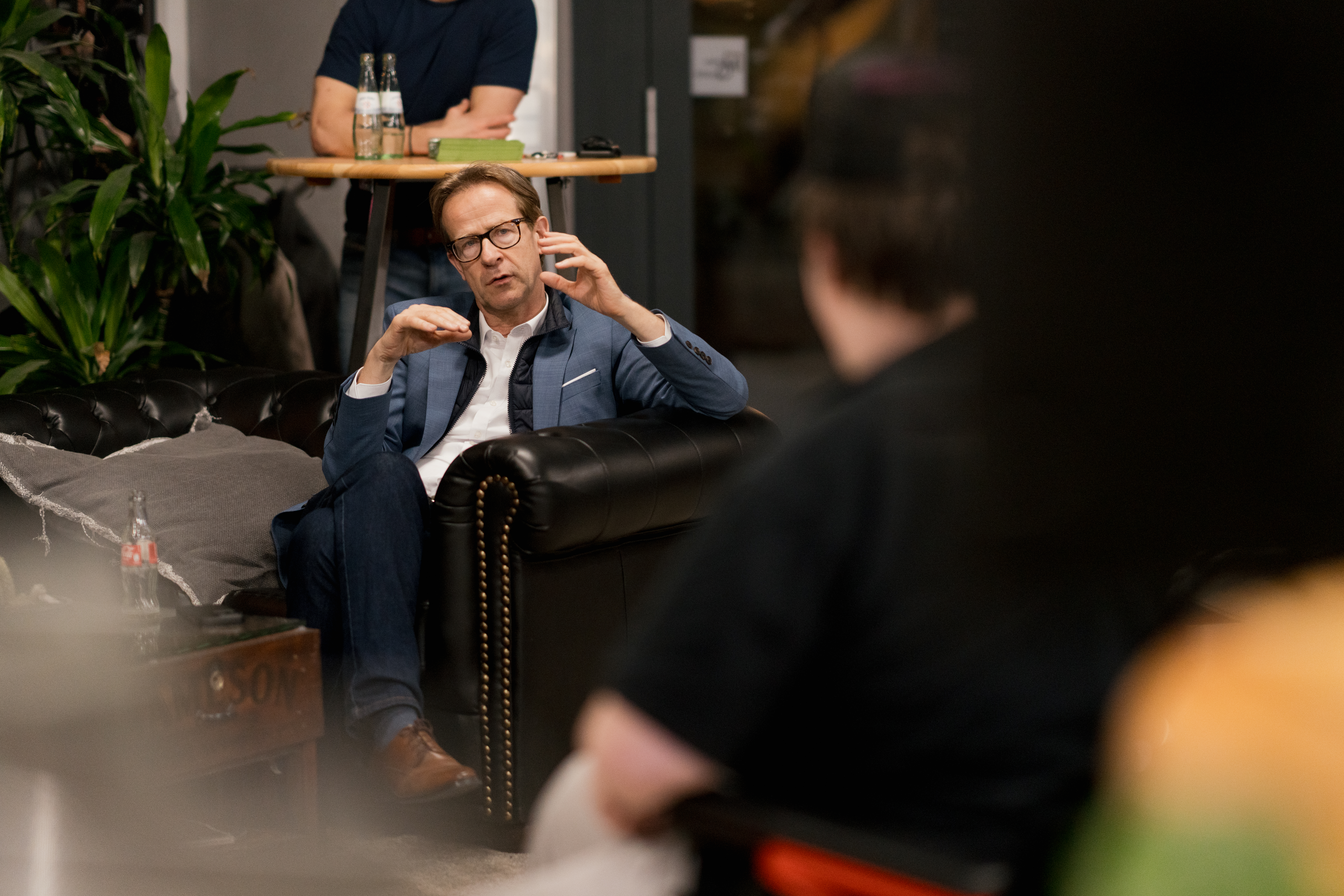 Content Fotograf, ein Herr in einem Sessel, der gerade einen Vortrag hält