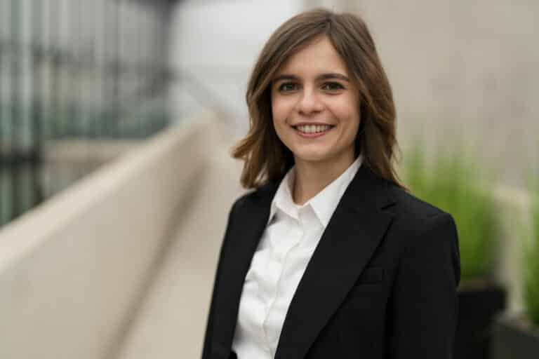 Kleidung beim Business-Fotoshooting: 5 Tipps für ein Ergebnis, das wirklich überzeugt 6 Business Portrait einer Frau – professionelle Fotos für die Unternehmenswebsite