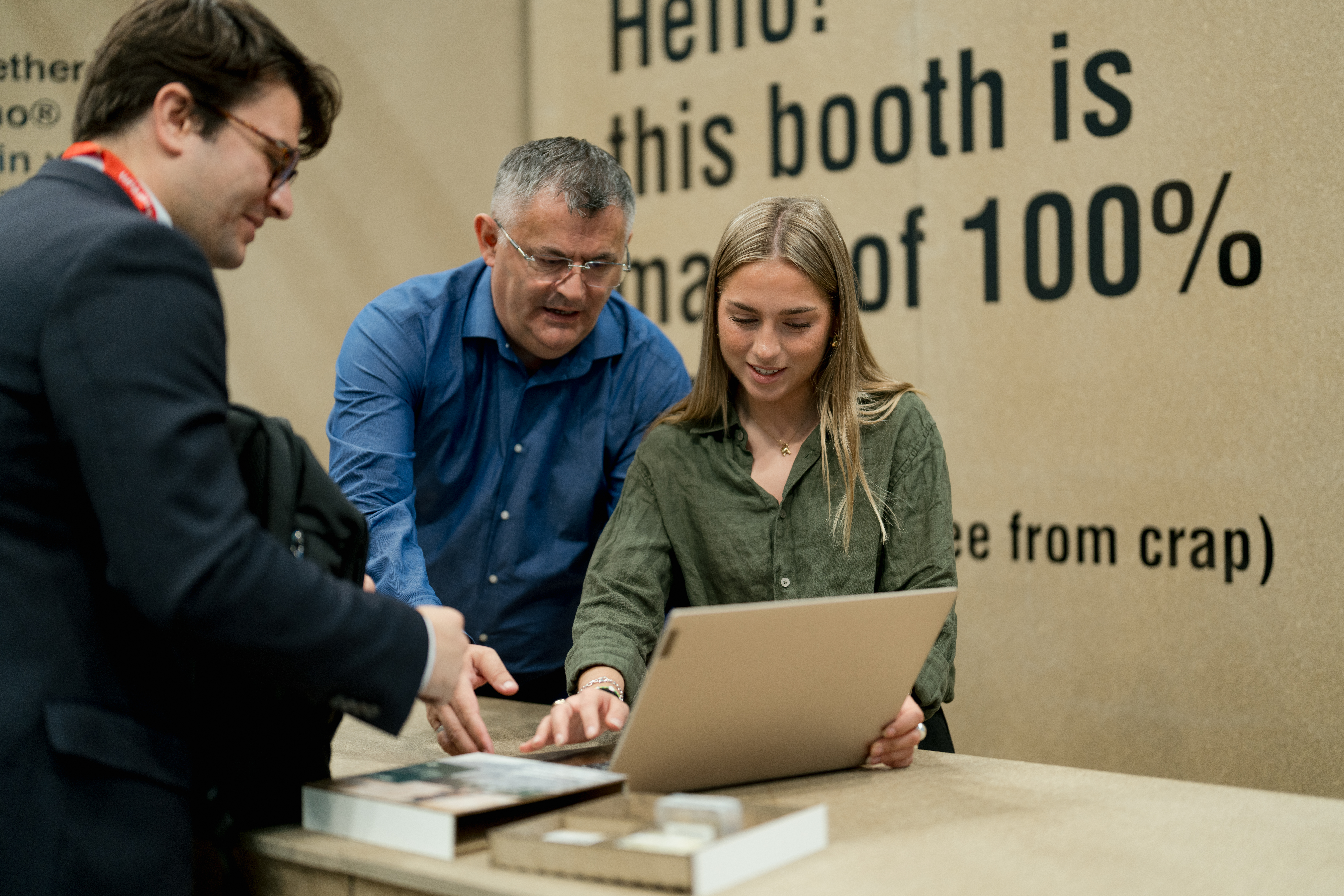Content Fotograf, ein Mann und eine Frau an einem Bildschirm. Beide schauen interessiert auf den Bildschirm.