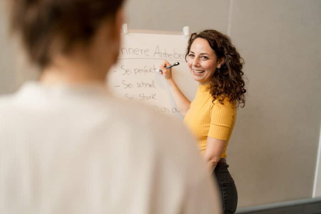 Mitarbeiterfotos Ideen: Die besten Posen und Motive für Dein Unternehmen 4 ni yo 032024 7RV05665 e1779872453493