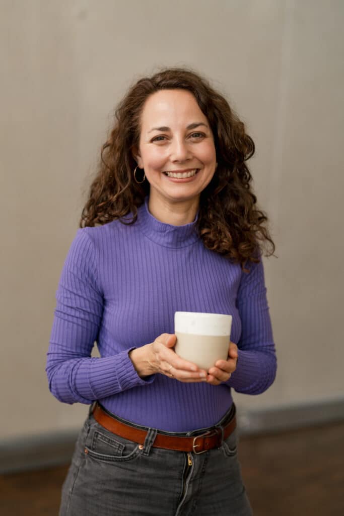 Employer Branding/Mitarbeiterfotos 22 Portrsitbild einer Frau, die einen Kaffebecher in beiden Händen hält. - Mitarbeiterfotos für Unternehmen