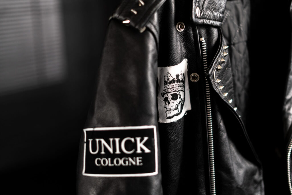 Professionelle Fotos und Conversion: Warum Bilder verkaufen, bevor ein Wort gelesen wird 7 Nahaufnahme einer Lederjacke der Marke UNICK Cologne - Professionelle Fotos Conversion