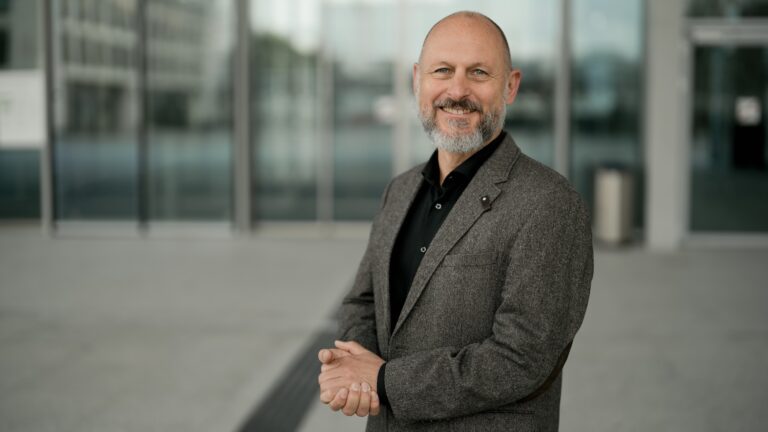 Kleidung beim Business-Fotoshooting: 5 Tipps für ein Ergebnis, das wirklich überzeugt 2 an je business 092025 TK11246 5